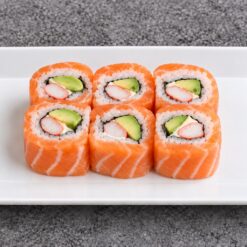 71. Rolls saumon surimi avocat mayonnaise