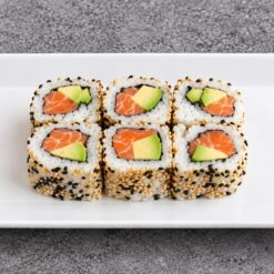 50. California rolls saumon avocat