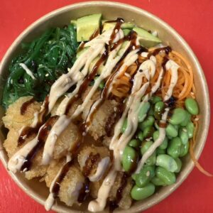 Poke bowl met gefrituurde garnalen