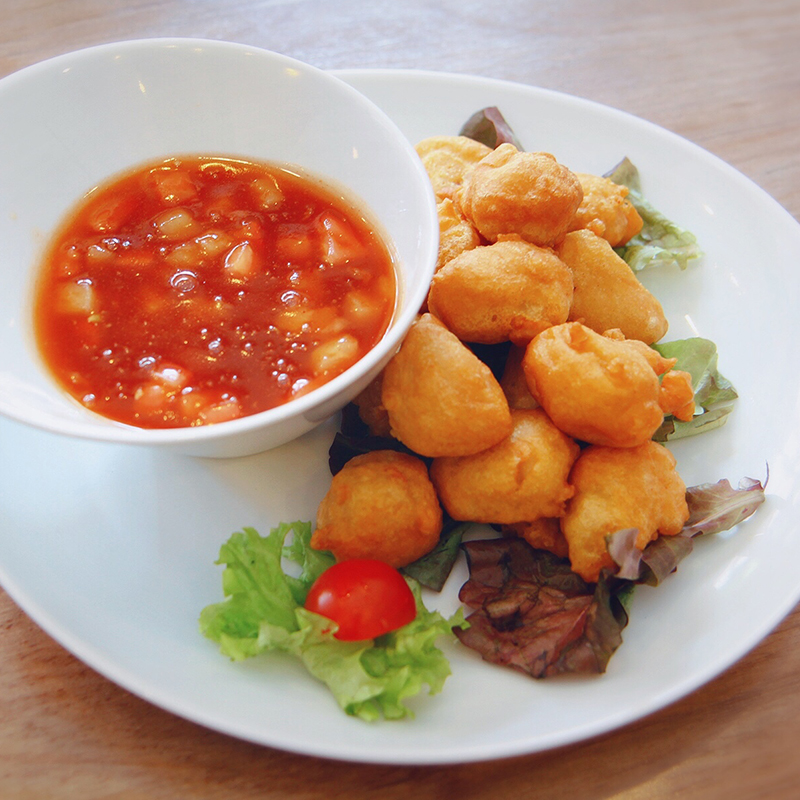 SPECIALITEITEN MET ZOETZURE SAUS