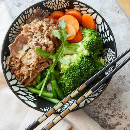 Donburi avec bœuf gyudon et légumes