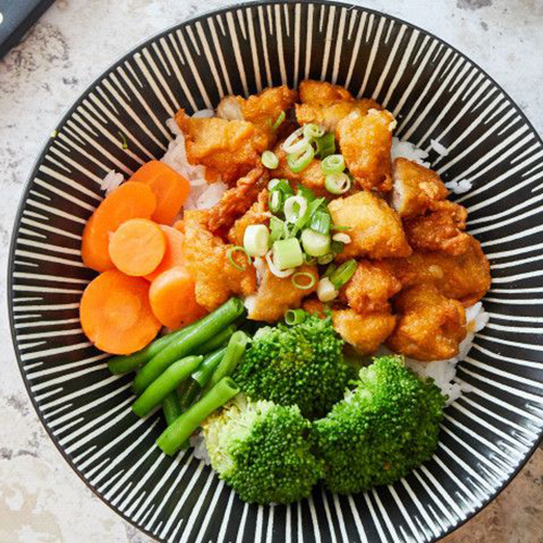 Donburi poulet frit et légumes