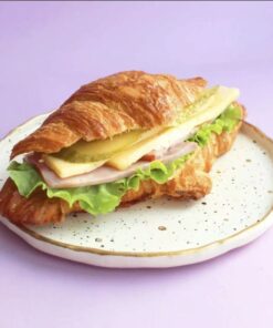 Croissant aux jambon +fromage +cornichon